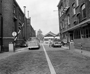 853704 Gezicht op de toegang met slagbomen van het complex van het G.E.V.U. (Nicolaas Beetsstraat 3) te Utrecht.